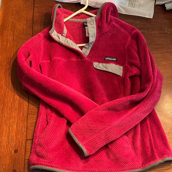Patagonia Sweaters - Pink/fushia Patagonia womens fleece with hood